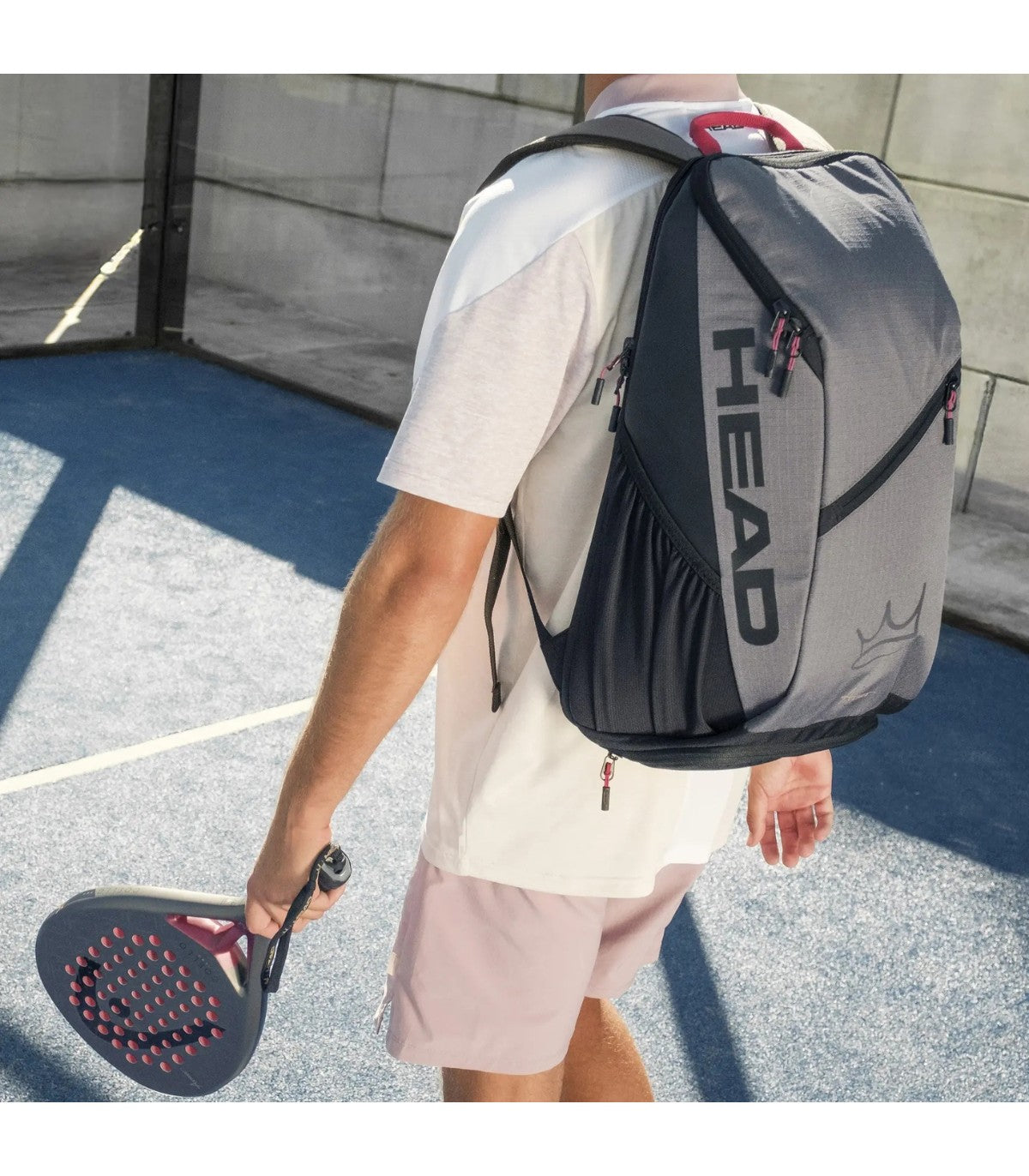 Jugador de padel con Mochila HEAD Coello Tour